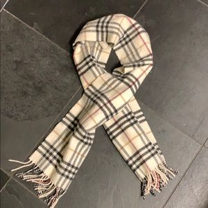 Burberry scarf - like new!
